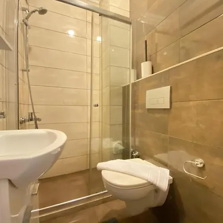 Sim Crown Hotell